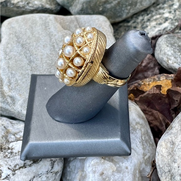 Vintage Avon 1970 Ring of Pearls Perfume Locket Ring Goldtone and Faux Pearl - Picture 5 of 7